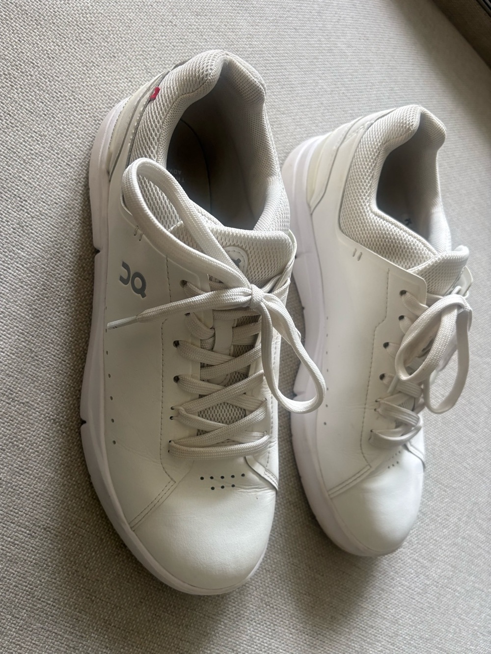 On The Roger Advantage Men’s White Low-Top Sneakers Pair